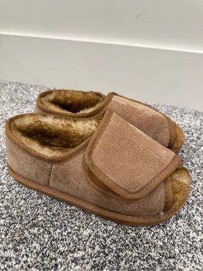 Hammacher Schlemmer Women Tan Lined Sheepskin Slippers Adjustable Strap 6 1/2-7